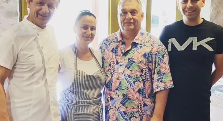 Színes ingben, rövidnadrágban pózolt Orbán Viktor a horvát tengerparton