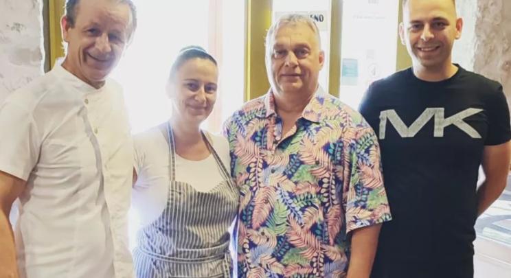 Olyan ingben fotózták le a nyaraló Orbán Viktort, amelyben még nem láttuk