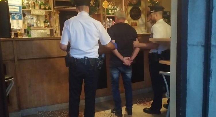 Vérengzés Győrben: egy belvárosi étteremben késsel ugrottak egy férfi nyakának