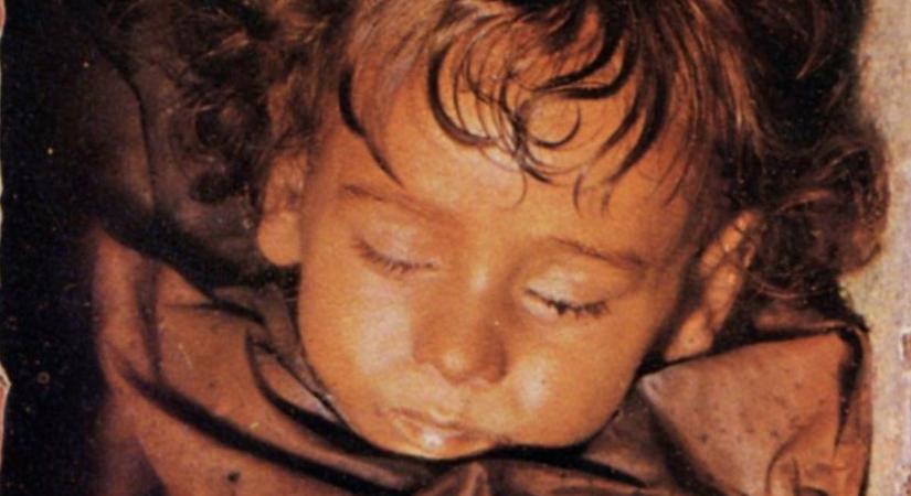 Horror a katakombában: A turistákra kacsintgat a 2 éves lány holtteste