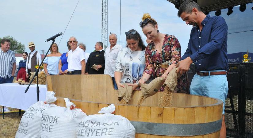 Több mint száz mázsa búzát adományoztak a jászsági gazdák a Magyarok Kenyere programban