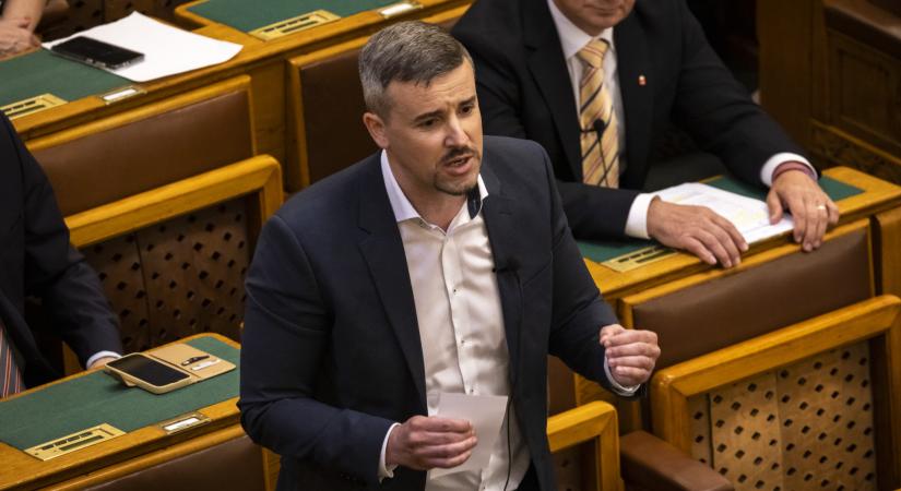 Jakab Péter szerint kilépési hullám indult a Jobbikban, a párt képviselői „megélhetési politikusok”
