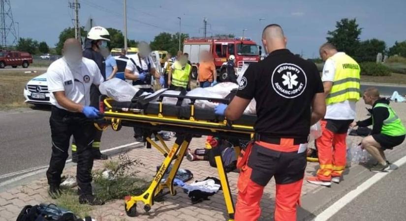 Tucatnyi mentő a helyszínen, 16 sérültet látnak el az üllői balesetben