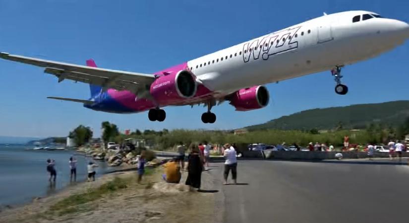 Szakértő a Wizz Air-gép szűk landolásáról: nagy marha, aki a kifutópálya tengelyébe áll