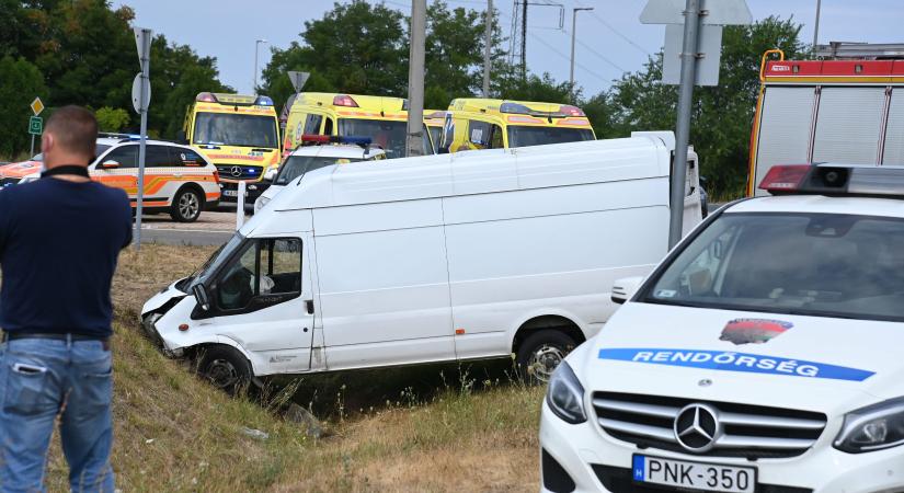 Rendőrök elől menekülő teherautó szenvedett balesetet Üllőnél, húsz migráns megsérült