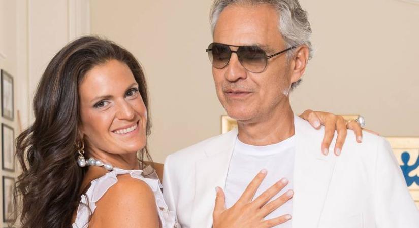 Andrea Bocelli felesége dögös dekoltázst villantott: a 38 éves Veronica csinos ruhában partizott