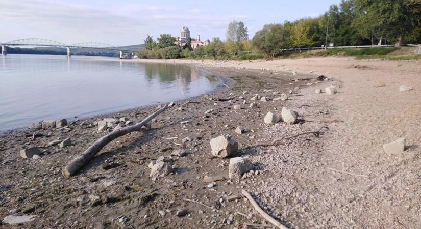 Újra csökken a Duna vízszintje és nő a zátony Esztergomnál