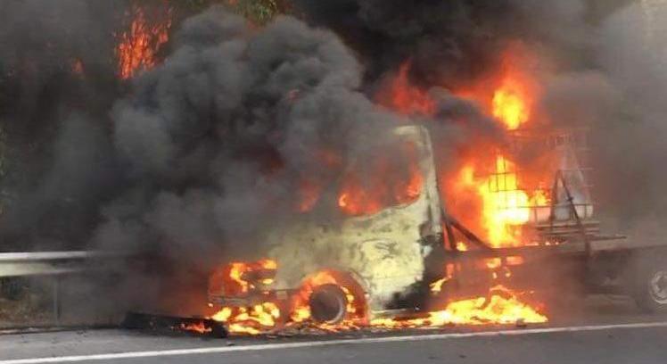Baleset az M7-esen: hamuvá égett egy teherautó - fotók a pokoli tűzről