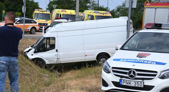 Rendőrök elől menekülő teherautó szenvedett balesetet Üllőnél