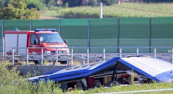 Már 12 halottja és 40 sebesültje van a horvátországi buszbalesetnek