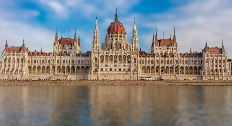 A katás adózás miatt rendkívüli ülés lesz a parlamentben – a Fidesz nem lesz ott