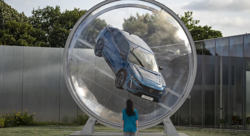 Üveggömbbe zárt Peugeot lett a Louvre-Lens múzeum új látványossága
