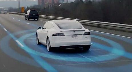 Már az amerikai kormányzat szerint is átveri az embereket a Tesla az Autopilottal