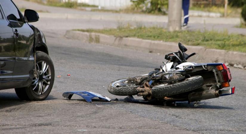 Borzasztó szerencsétlenség: őzzel, majd egy kocsival ütközött egy motoros, meghalt