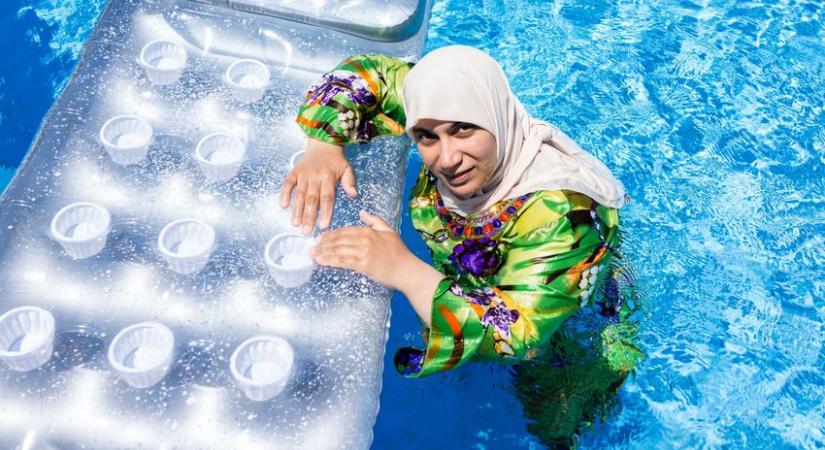 Újabb francia városban engedélyezték a muszlim fürdőruhában való fürdést