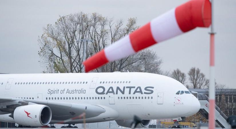 Akkora a létszámhiány Ausztrália legnagyobb légitársaságánál, hogy a vezetőket is befognák poggyászt pakolni