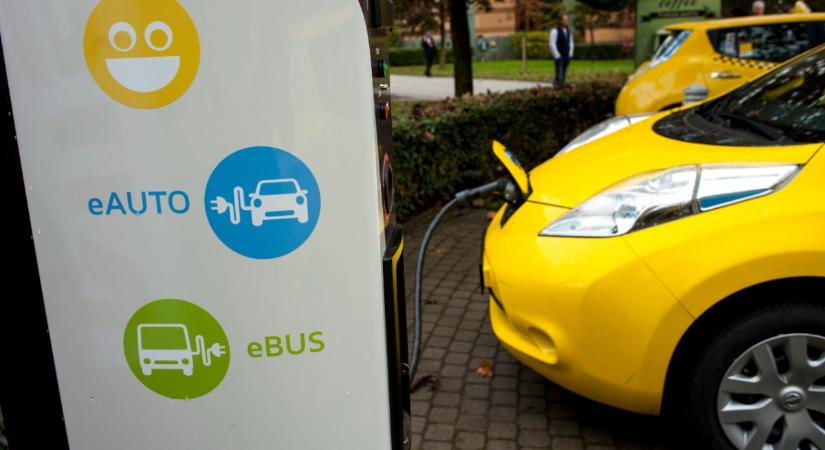 Niedermüller annyira zöld, hogy elveszi az elektromos autók ingyenes töltését az emberektől