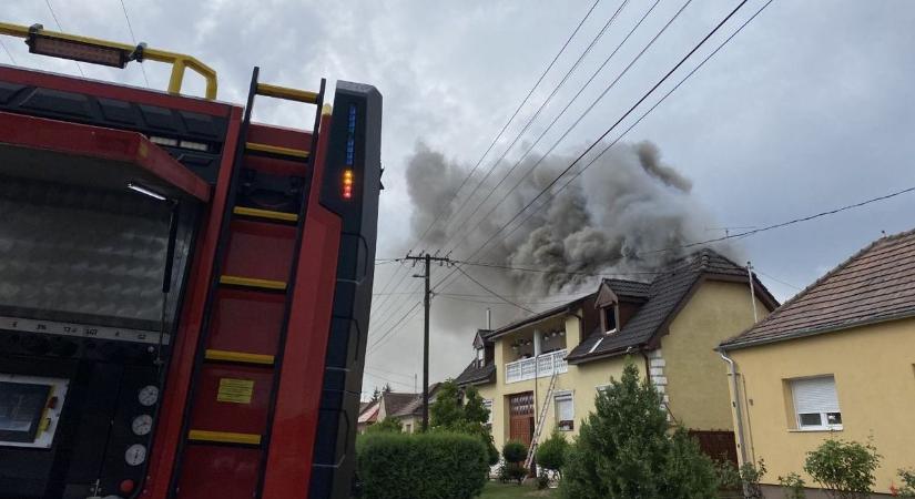Kigyulladt egy családi ház Ikerváron, a tűzoltók már a helyszínen vannak - fotók