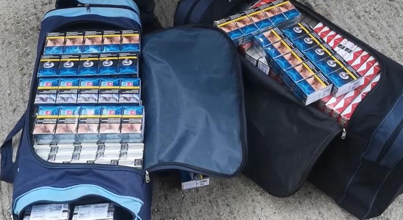 Hosszú időre pakolt az utas: kétmillió forint értékű cigarettát tervezett elszívni (videó)
