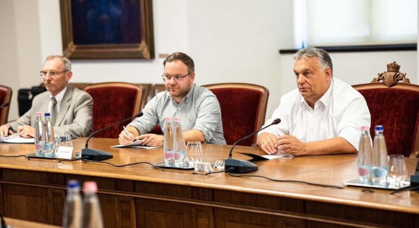 Orbán Viktor kormányüléssel folytatta a munkát