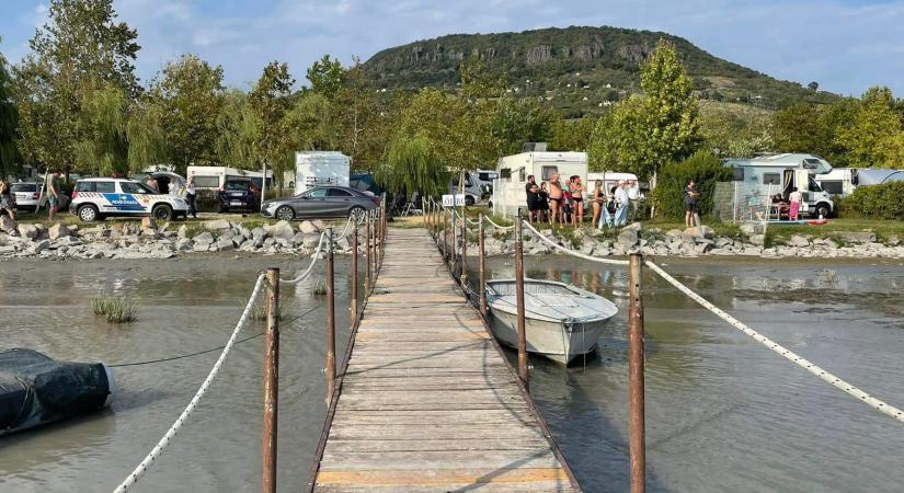 A Balatonba fulladt egy 2,5 éves kislány, a kisgyermek a gumimatracról csúszott a vízbe