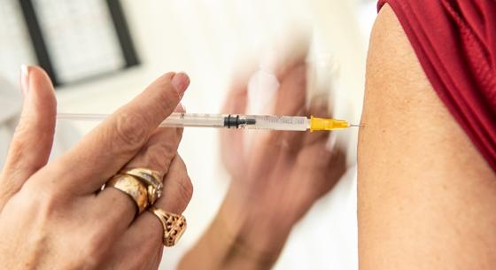 Alacsony kockázatot jelent a koronavírus elleni védőoltás a tinédzsereknél