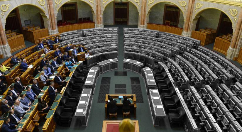Bojkottálta a Fidesz-KDNP a katatörvény és rezsiemelés miatt összehívott rendkívüli parlamenti ülést