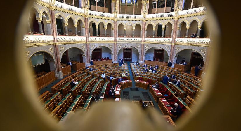 A Fidesz nem jelent meg a katatörvény eltörlésére összehívott rendkívüli ülésen