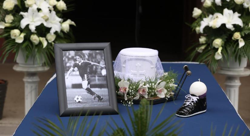 Utolsó útjára kísérik Törőcsik András focilegendát - az első fotók a temetésről