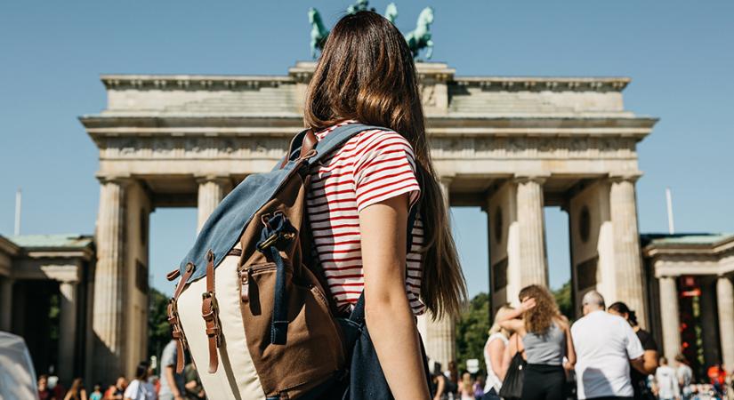 Menni vagy maradni? – Kritika a Félúton Berlinbe című könyvről