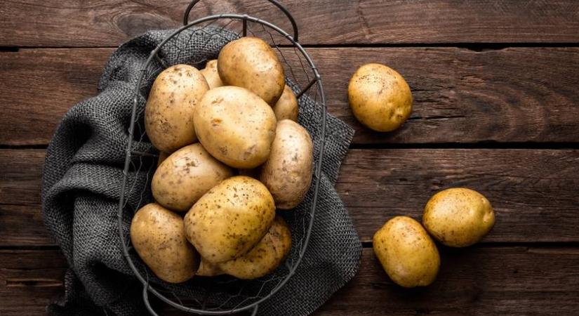 Így hámozhatod meg a krumplit a leggyorsabban: bevált trükkök, amik segítenek a konyhában