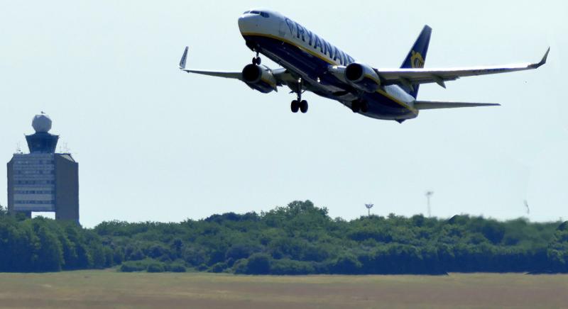 300 millióra büntetik a Ryanairt, amiért a cég áthárította az extraprofit-különadót az utasokra
