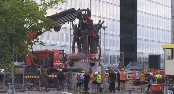 Elvittek Helsinki főteréről egy 6,5 méteres szovjet emlékművet – videó