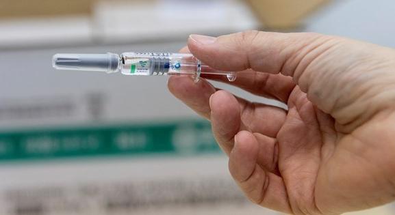 A kínai vakcinával oltottak közül hunytak el tavaly a legtöbben a beadott oltások arányában