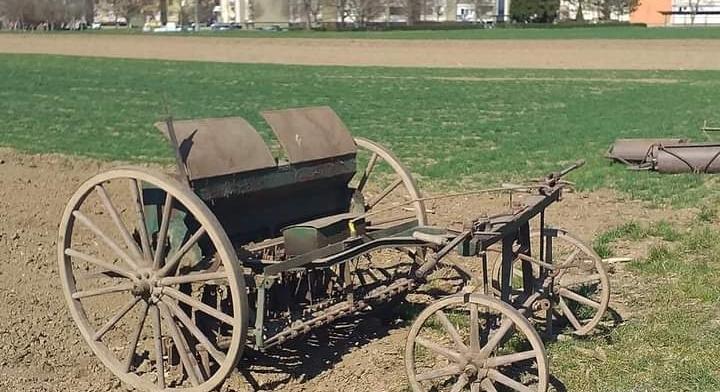 Muzeális mezőgazdasági gépek a Rába menti kisvárosban