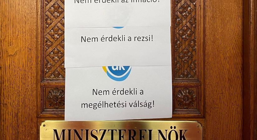 Kidekorálta a DK Orbán Viktor parlamenti irodájának ajtaját