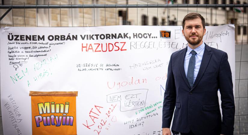 A Momentum Orbán Viktor hivatalánál akciózott