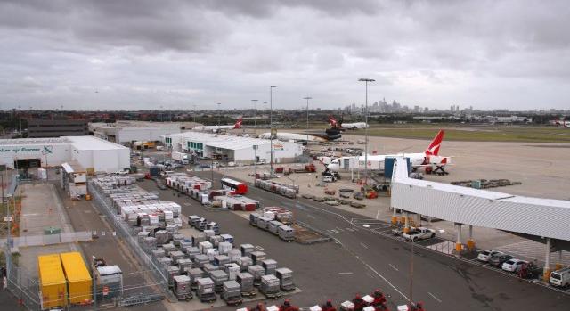 Poggyászkezelőnek állnak a menedzserek a Qantasnál