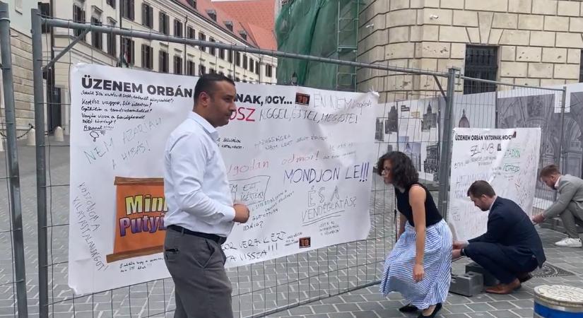 Elvitték az emberek üzeneteit a Orbán Viktornak: ez fogadja a miniszterelnököt a Karmelita kolostornál – videó