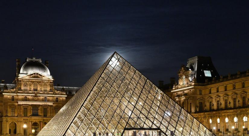 Tudtad, hogy a Louvre piramisát viccnek nevezték? 7 érdekesség az üvegpiramisról
