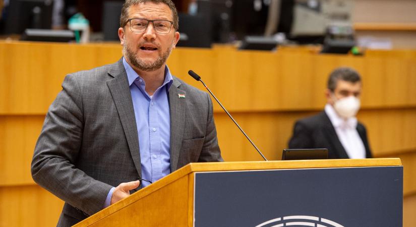 Ujhelyi a népszavazási kezdeményezésével ki akarta ugrasztani Fidesz nyulát a bokorból