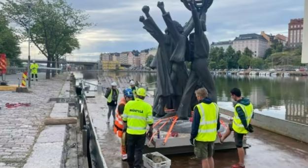 Elszállították Helsinki főteréről egy 6,5 méteres szovjet emlékművet (videó)