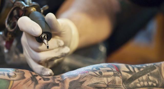 Egy német szálloda fizet munkavállalóinak, hogy tetoválást és piercinget csináltassanak
