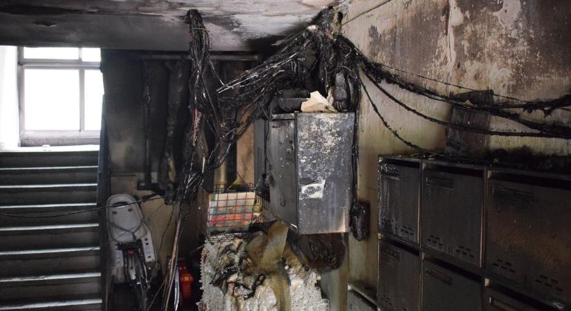 Képek a lépcsőházból: ezt hagyta maga után az Erdész utcai társasházban a tűz