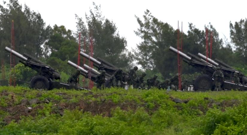 Kínai támadást szimuláló, éleslőszeres hadgyakorlatot tartottak Tajvanon
