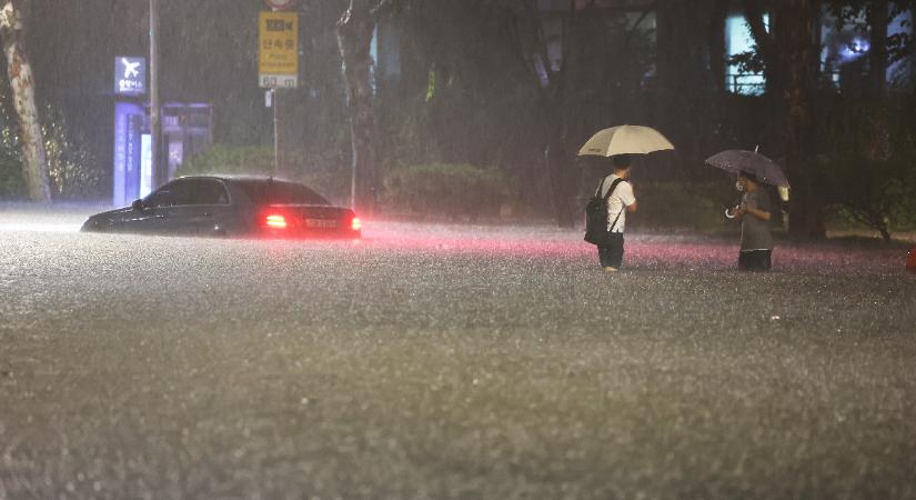Egy óra alatt 10-14 centi eső zúdult Szöulra, legalább 7 ember meghalt