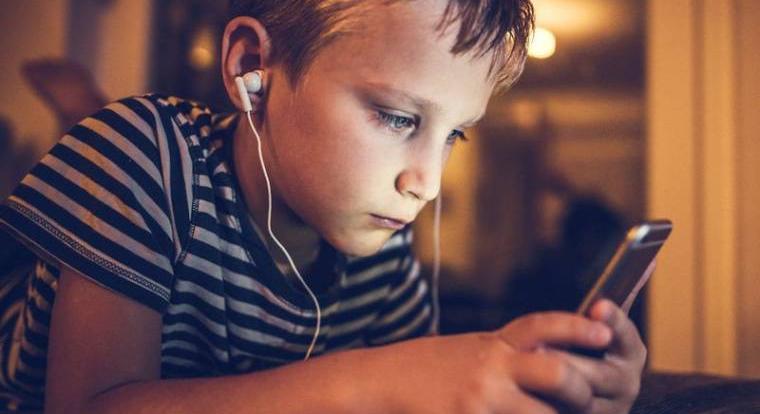 Magyar kutatók szerint nem a telefontól lesz hiperaktív a gyerek, pont fordítva