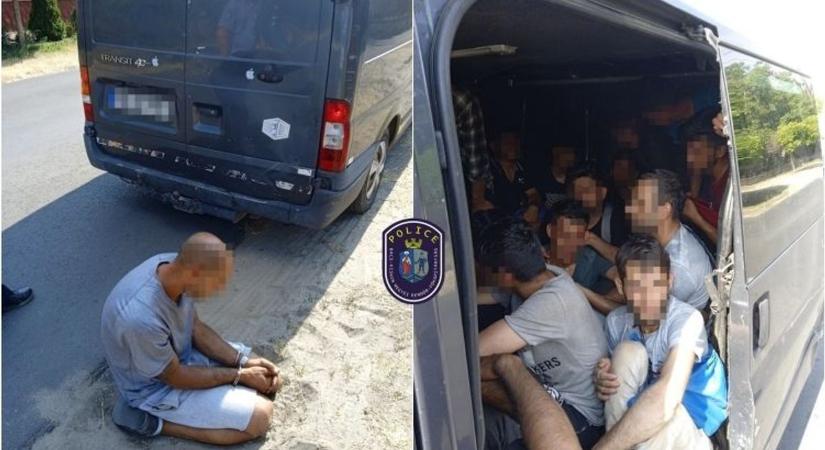 Húsz migránst zsúfolt furgonjába a Kelebiánál elfogott magyar embercsempész