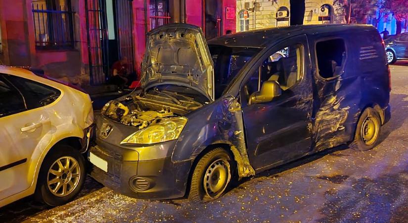 Durva baleset a pesti belváros hírhedt kereszteződésében, egymás után törtek az autók