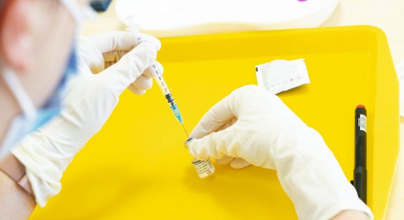 Hivatalos: ekkor jöhet Magyarországra az omikron variáns elleni vakcina
